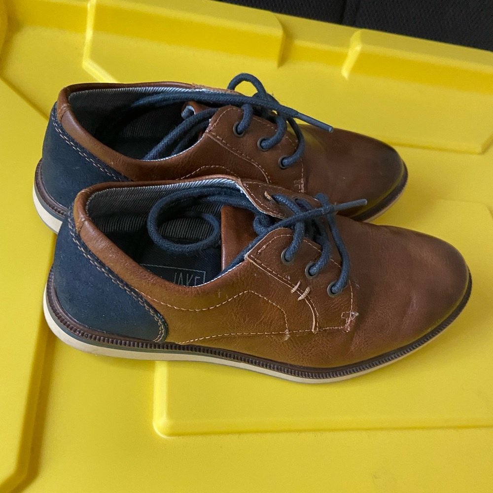 Boys casual shoes max+jake size 1y $25